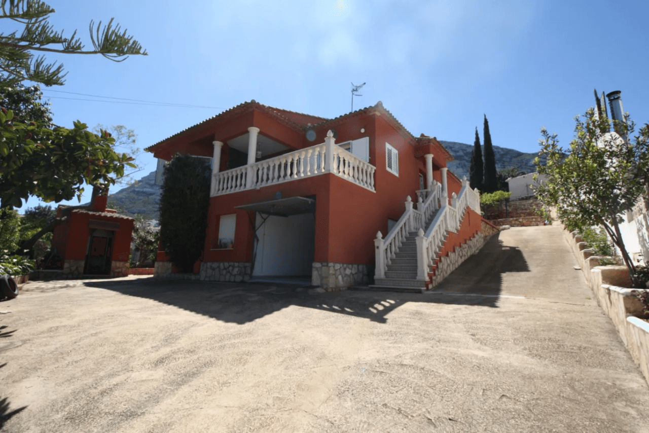 Villa in Las Rotas, just a few steps from the beach