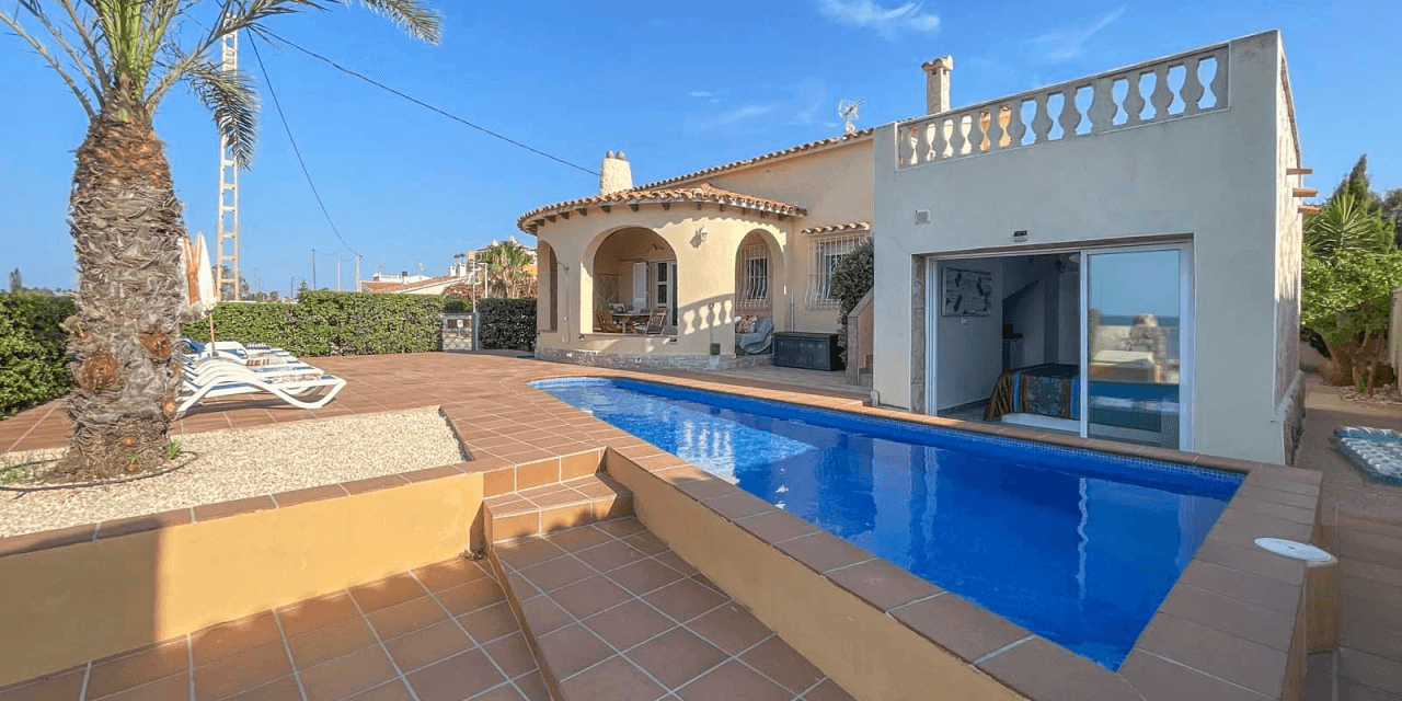 Chalet on the front line, Denia