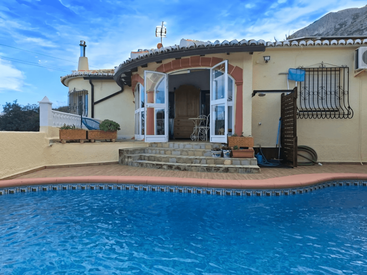 Chalet with sea views in the mountains of Denia
