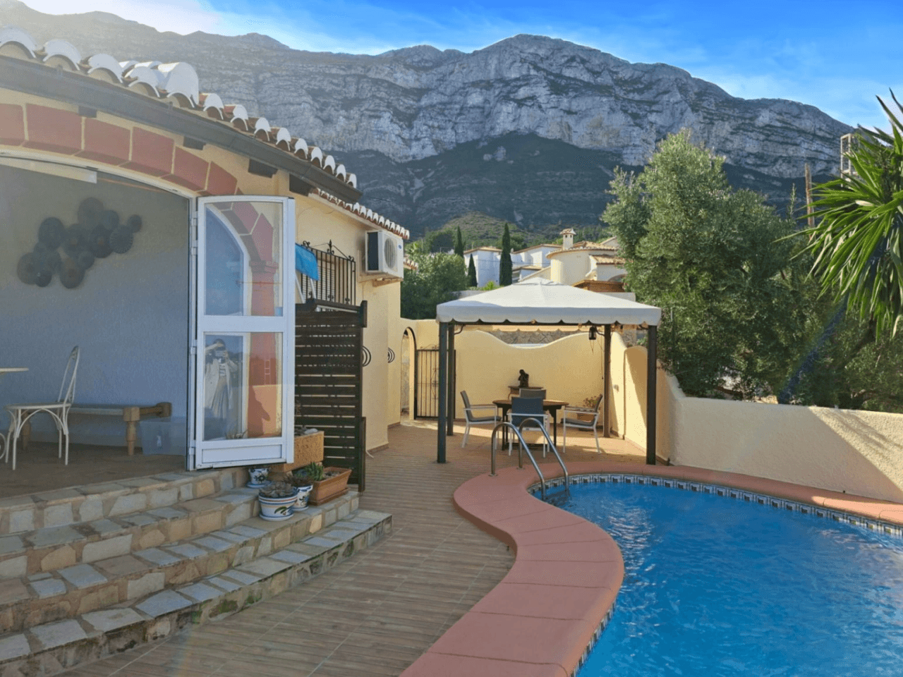 Chalet with sea views in the mountains of Denia