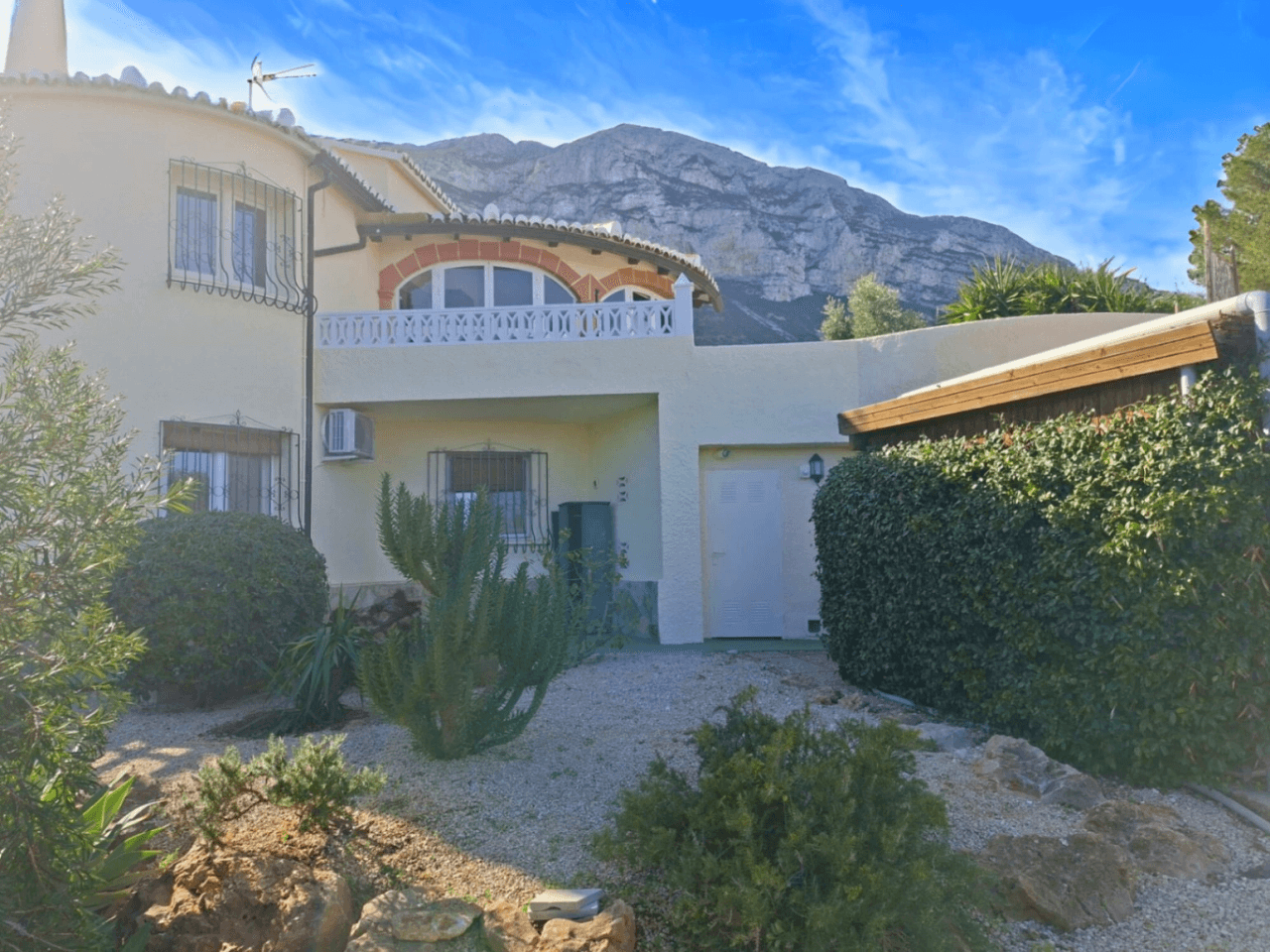 Chalet with sea views in the mountains of Denia