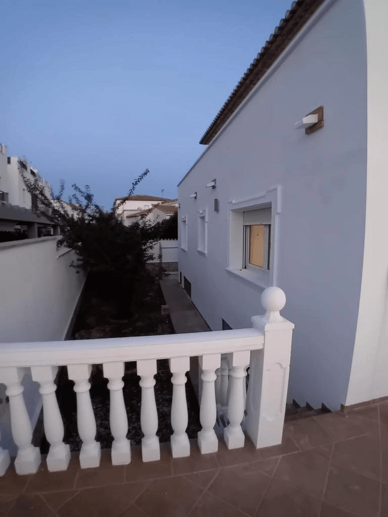 VILLA 1 KM FROM THE CENTER IN RESIDENTIAL AREA
