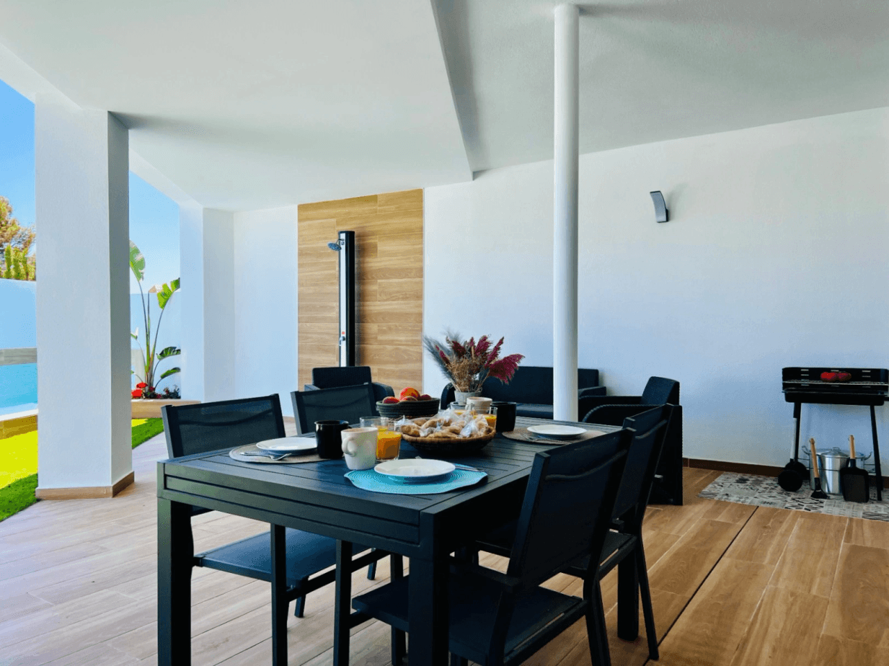 LUXURY VILLA WITH SEA VIEWS AND 2 SEPARATE APARTMENTS – IDEAL AS A RENTAL INVESTMENT IN MORAIRA