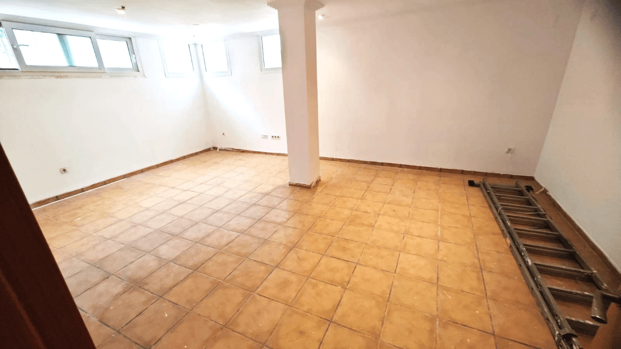 VILLA 1 KM FROM THE CENTER IN RESIDENTIAL AREA