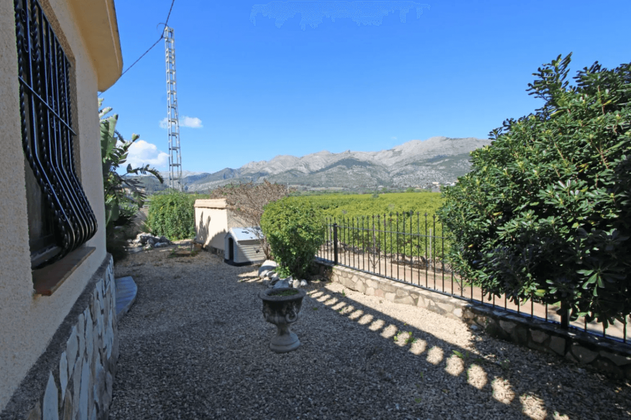 Villa with pool for sale and fantastic views over the Orba valley