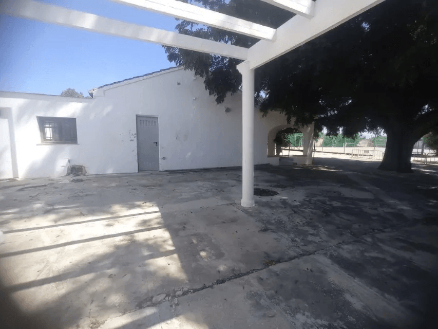 Villa for sale in the marinas with large plot and pool
