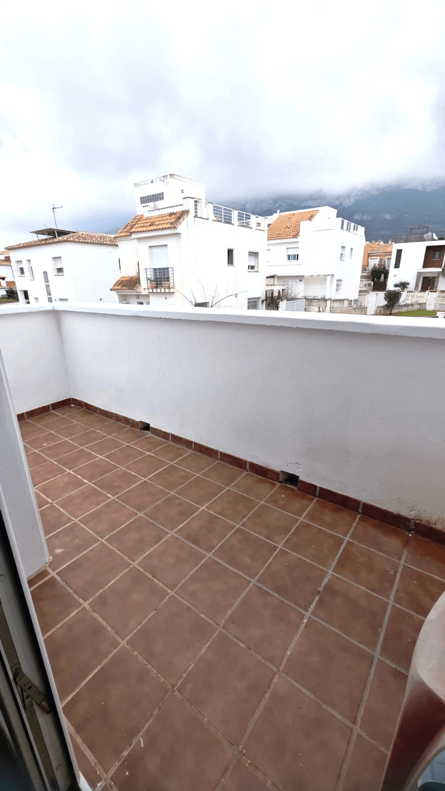 VILLA 1 KM FROM THE CENTER IN RESIDENTIAL AREA