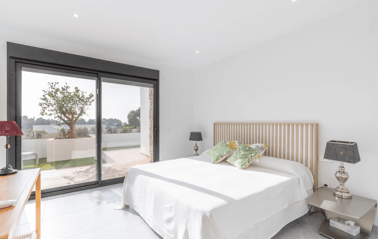 LUXURY VILLA WITH SEA VIEWS AND 2 SEPARATE APARTMENTS – IDEAL AS A RENTAL INVESTMENT IN MORAIRA