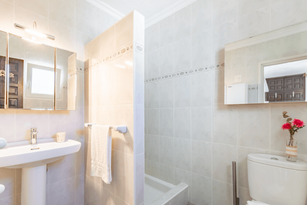 Sale of Villa in Moraira: 4 Bedrooms, Independent Apartment, and Large Private Pool
