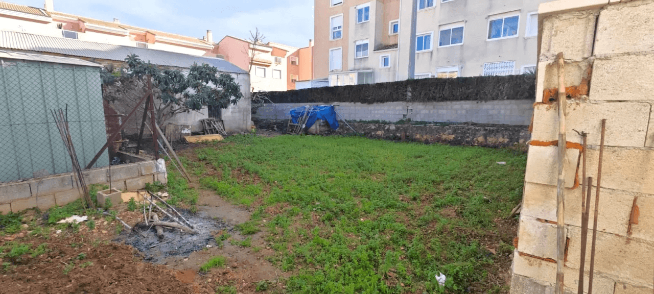 GARAGE WITH URBAN PLOT JUST 400M FROM DENIA