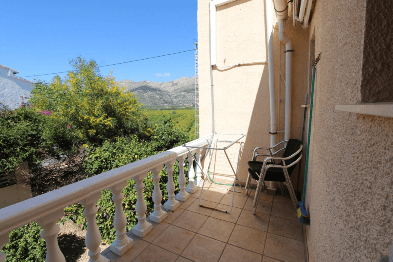 Villa with pool for sale and fantastic views over the Orba valley
