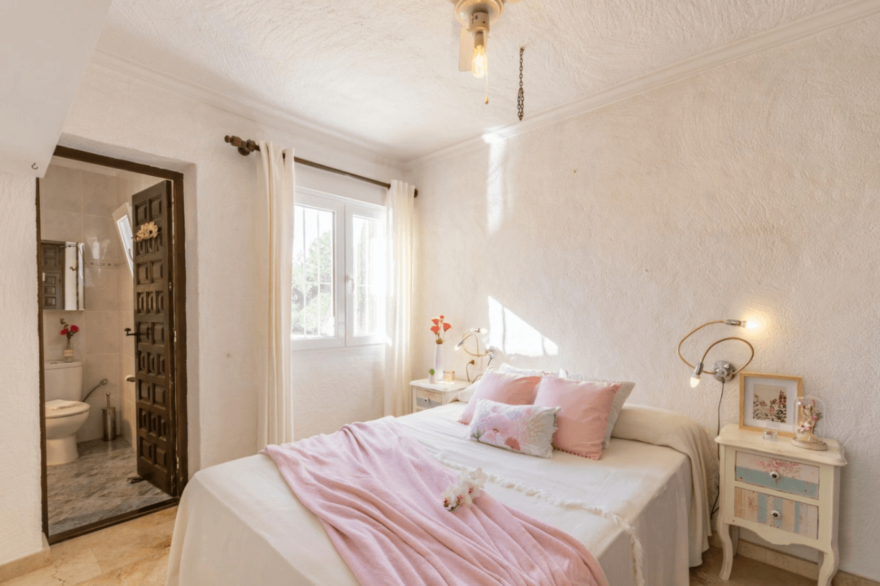 Sale of Villa in Moraira: 4 Bedrooms, Independent Apartment, and Large Private Pool