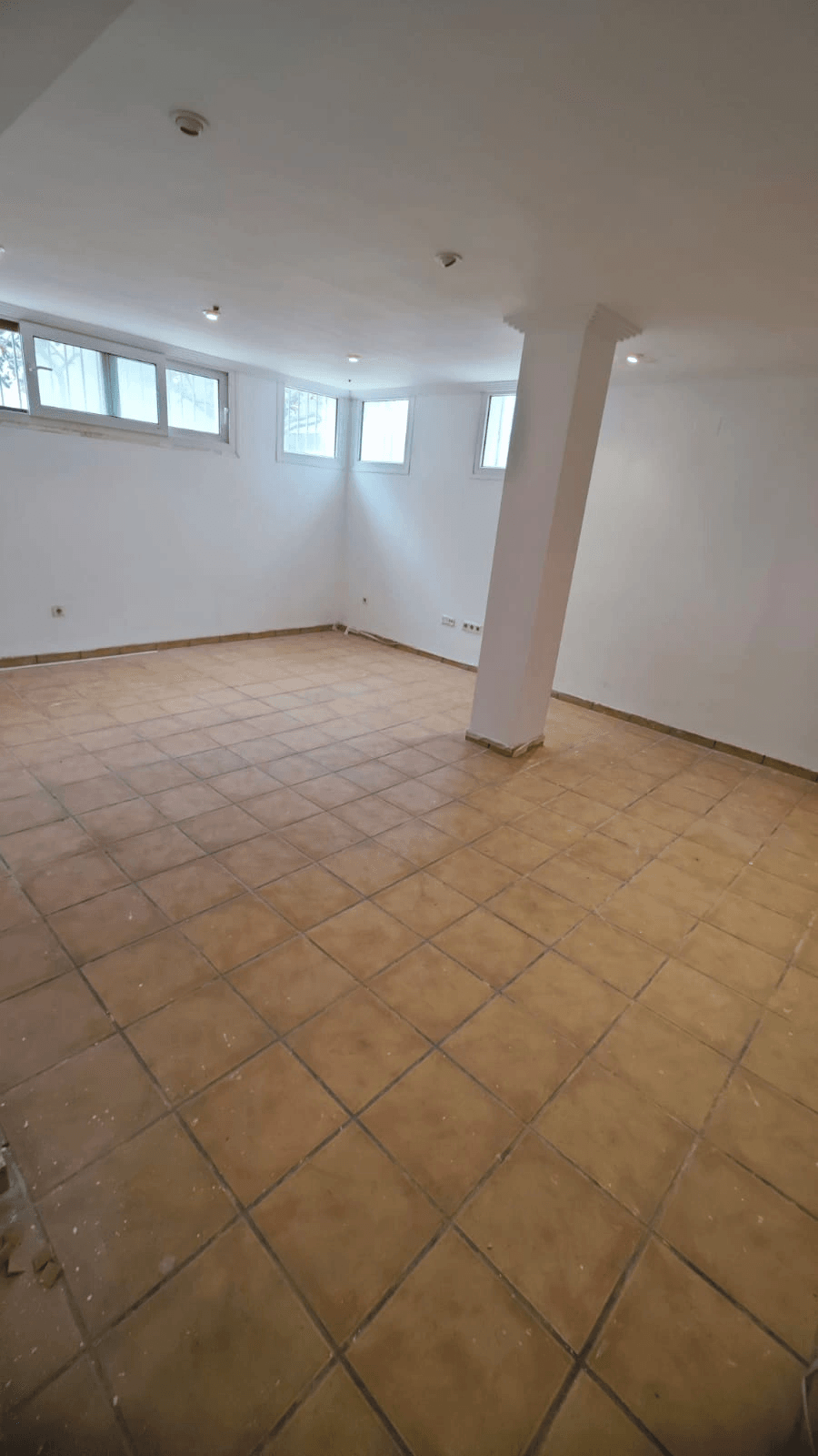 VILLA 1 KM FROM THE CENTER IN RESIDENTIAL AREA