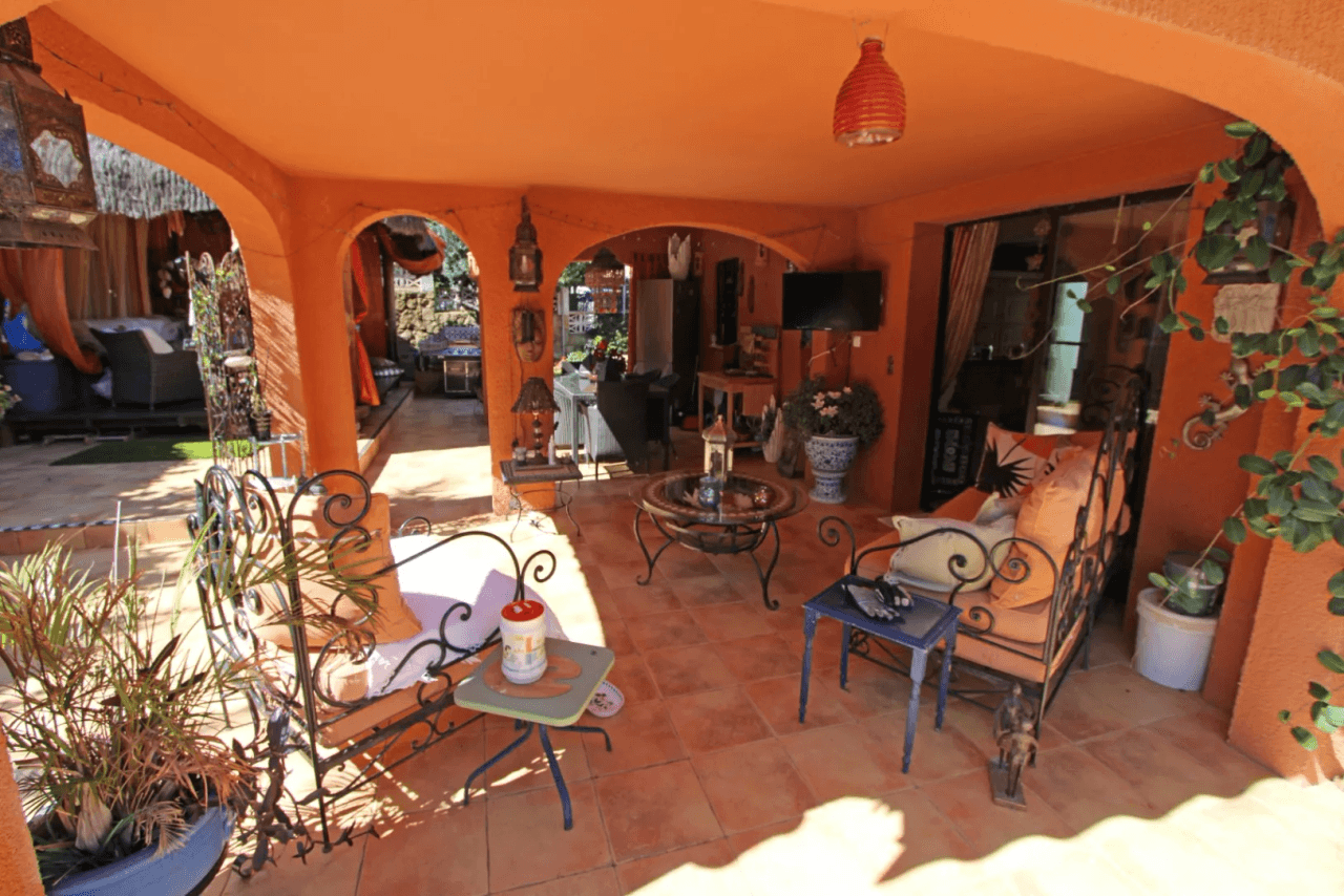 Villa with pool for sale and fantastic views over the Orba valley