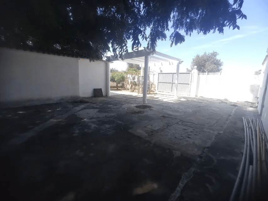 Villa for sale in the marinas with large plot and pool
