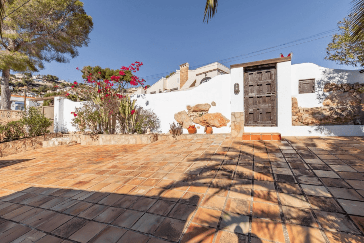 Sale of Villa in Moraira: 4 Bedrooms, Independent Apartment, and Large Private Pool