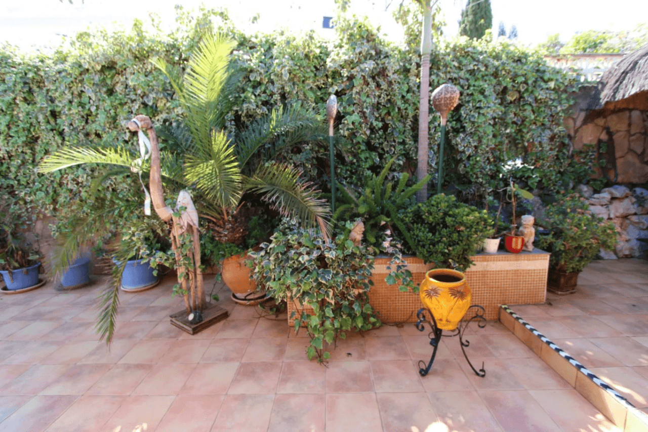 Villa with pool for sale and fantastic views over the Orba valley