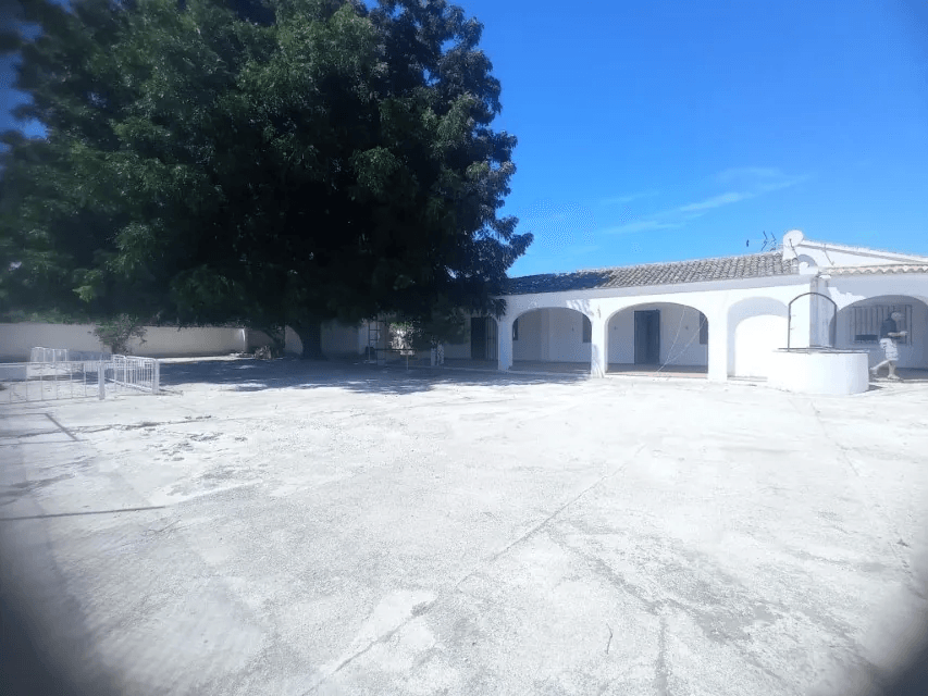 Villa for sale in the marinas with large plot and pool