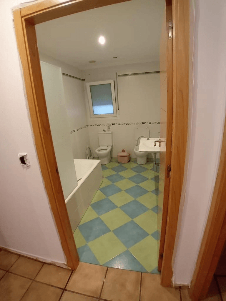 VILLA 1 KM FROM THE CENTER IN RESIDENTIAL AREA