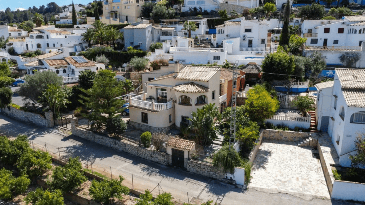 Villa avec piscine à vendre et vue fantastique sur la vallée d’Orba