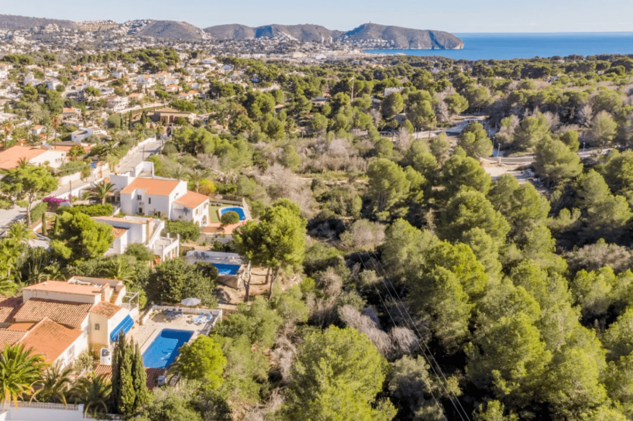 Sale of Villa in Moraira: 4 Bedrooms, Independent Apartment, and Large Private Pool