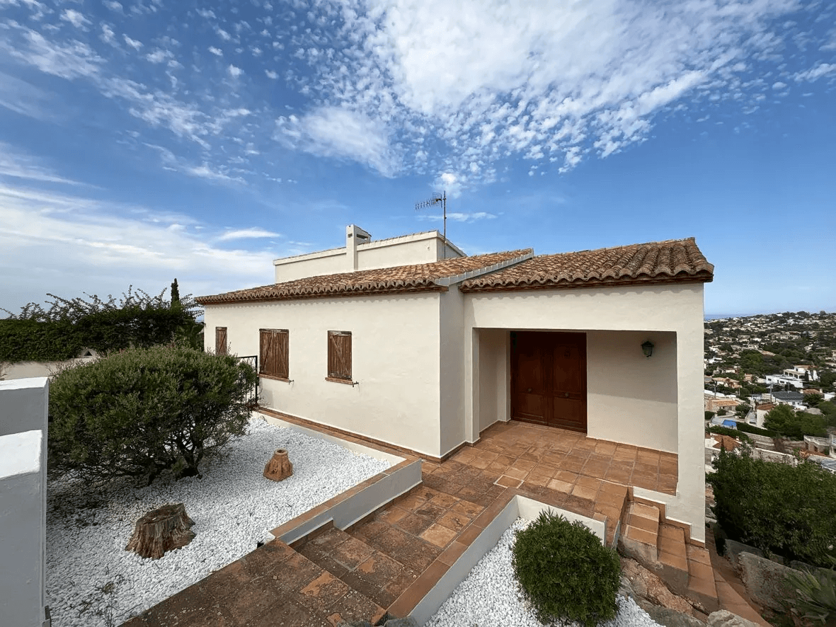 Stunning villa with sea views in Dénia.