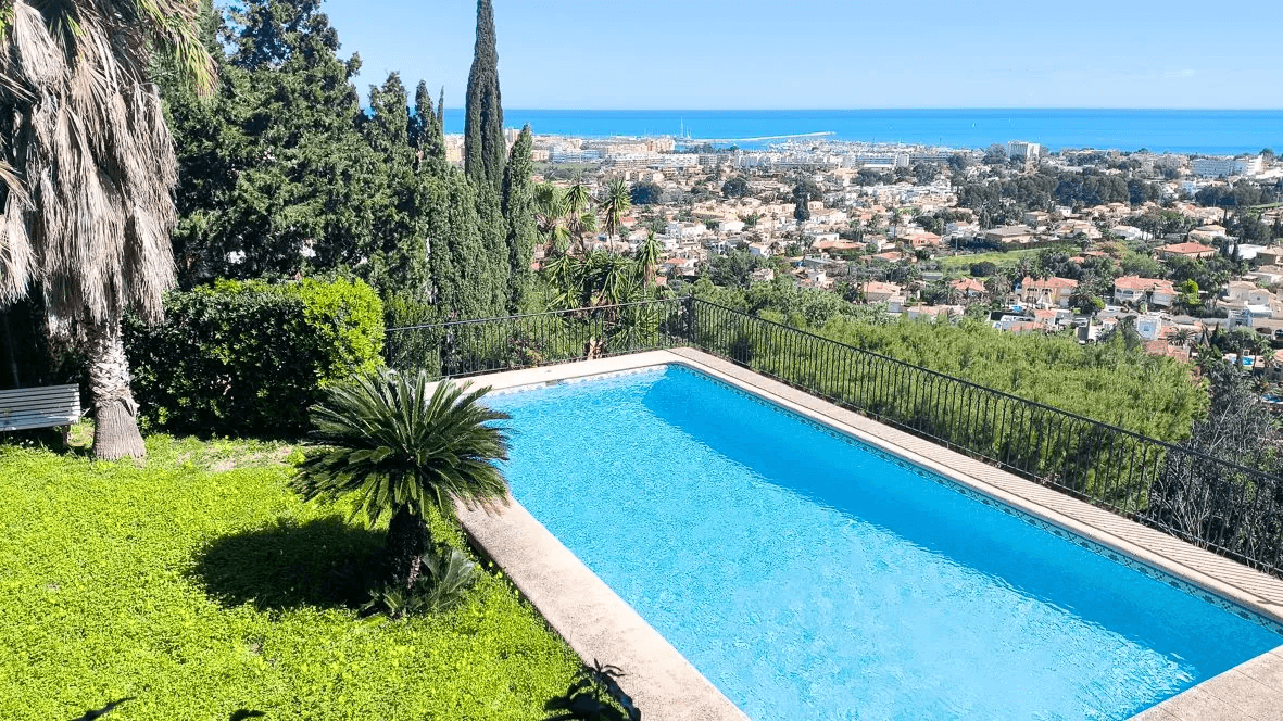 Stunning villa with sea views in Dénia.