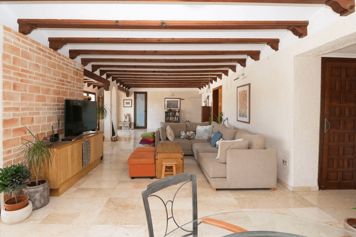 Mediterranean villa with large plot.