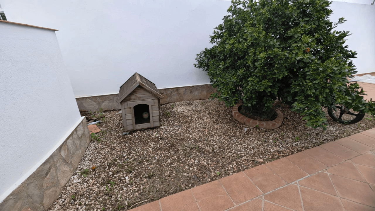 VILLA 1 KM FROM THE CENTER IN RESIDENTIAL AREA