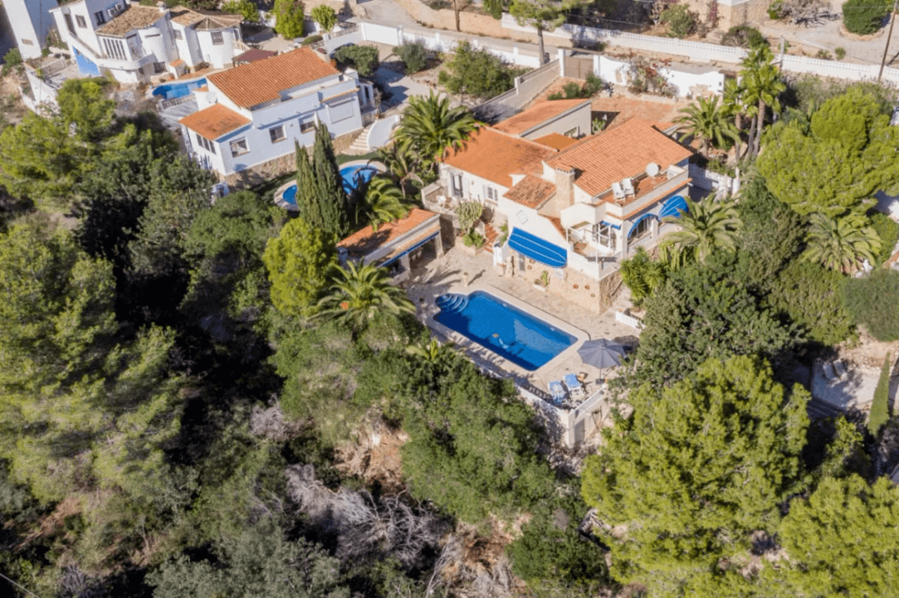Sale of Villa in Moraira: 4 Bedrooms, Independent Apartment, and Large Private Pool
