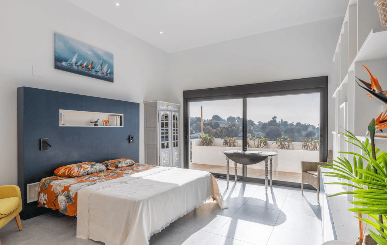 LUXURY VILLA WITH SEA VIEWS AND 2 SEPARATE APARTMENTS – IDEAL AS A RENTAL INVESTMENT IN MORAIRA