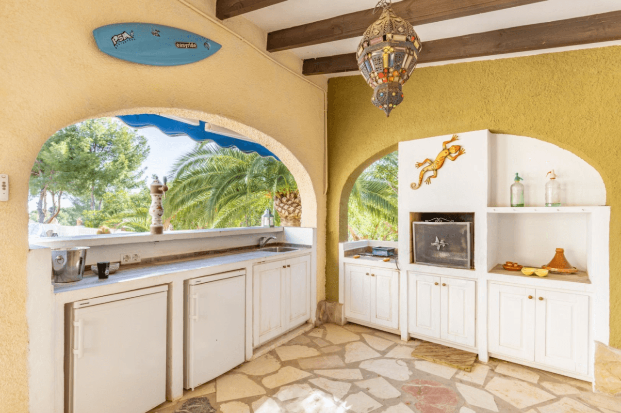 Sale of Villa in Moraira: 4 Bedrooms, Independent Apartment, and Large Private Pool