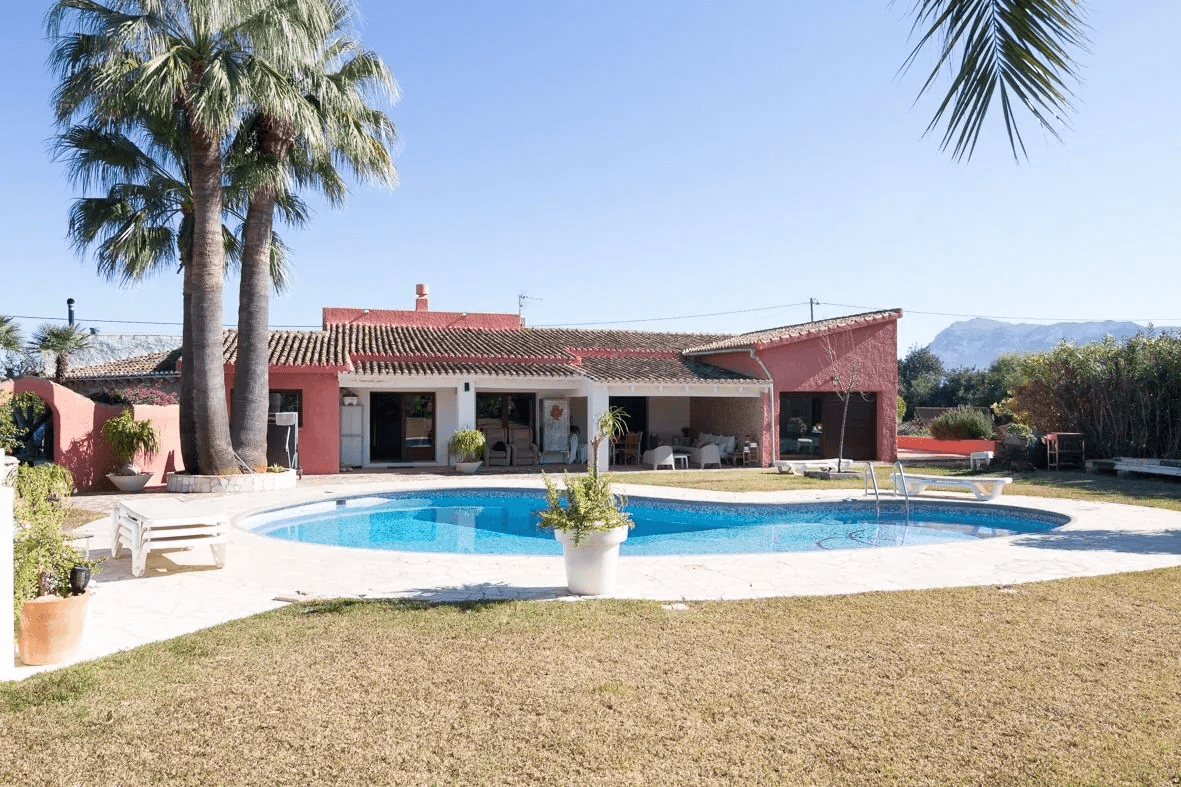Mediterranean villa with large plot.