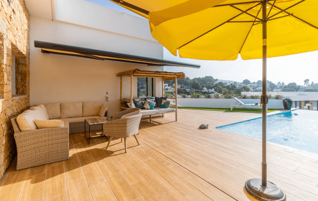 LUXURY VILLA WITH SEA VIEWS AND 2 SEPARATE APARTMENTS – IDEAL AS A RENTAL INVESTMENT IN MORAIRA