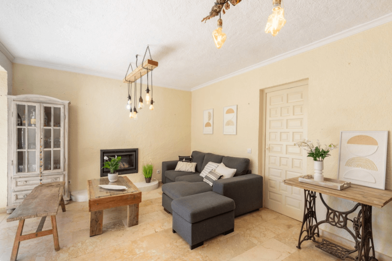 Sale of Villa in Moraira: 4 Bedrooms, Independent Apartment, and Large Private Pool