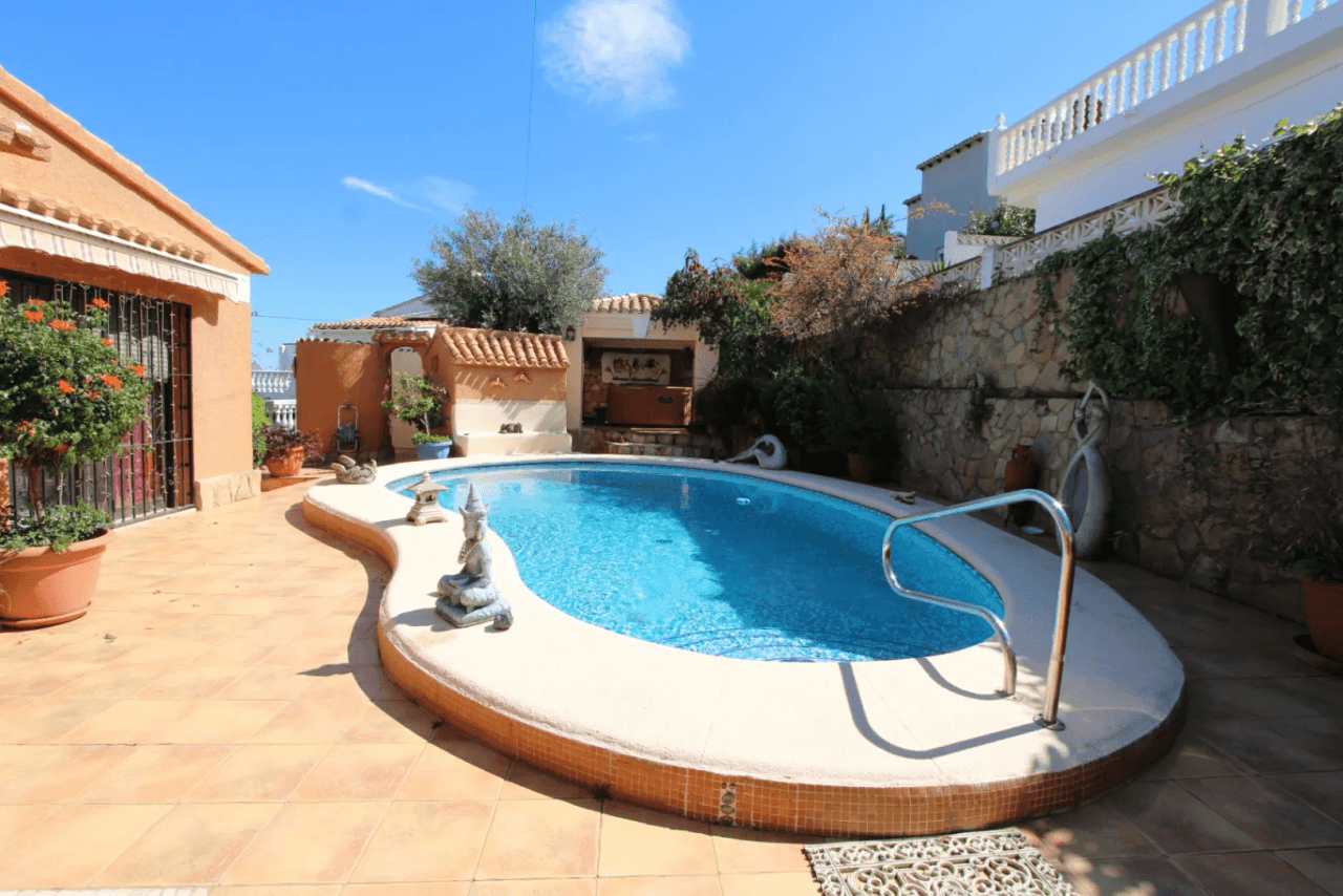 Villa with pool for sale and fantastic views over the Orba valley