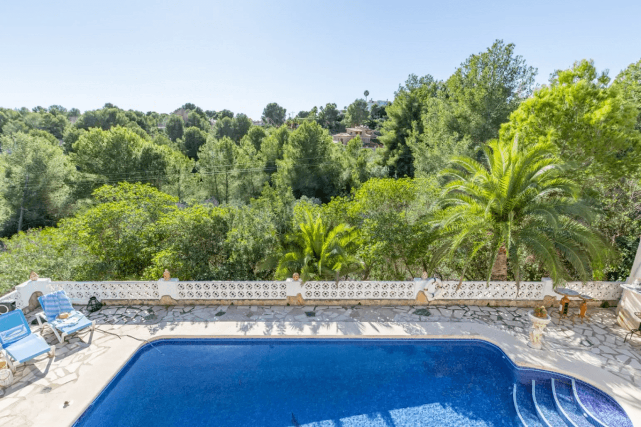 Sale of Villa in Moraira: 4 Bedrooms, Independent Apartment, and Large Private Pool