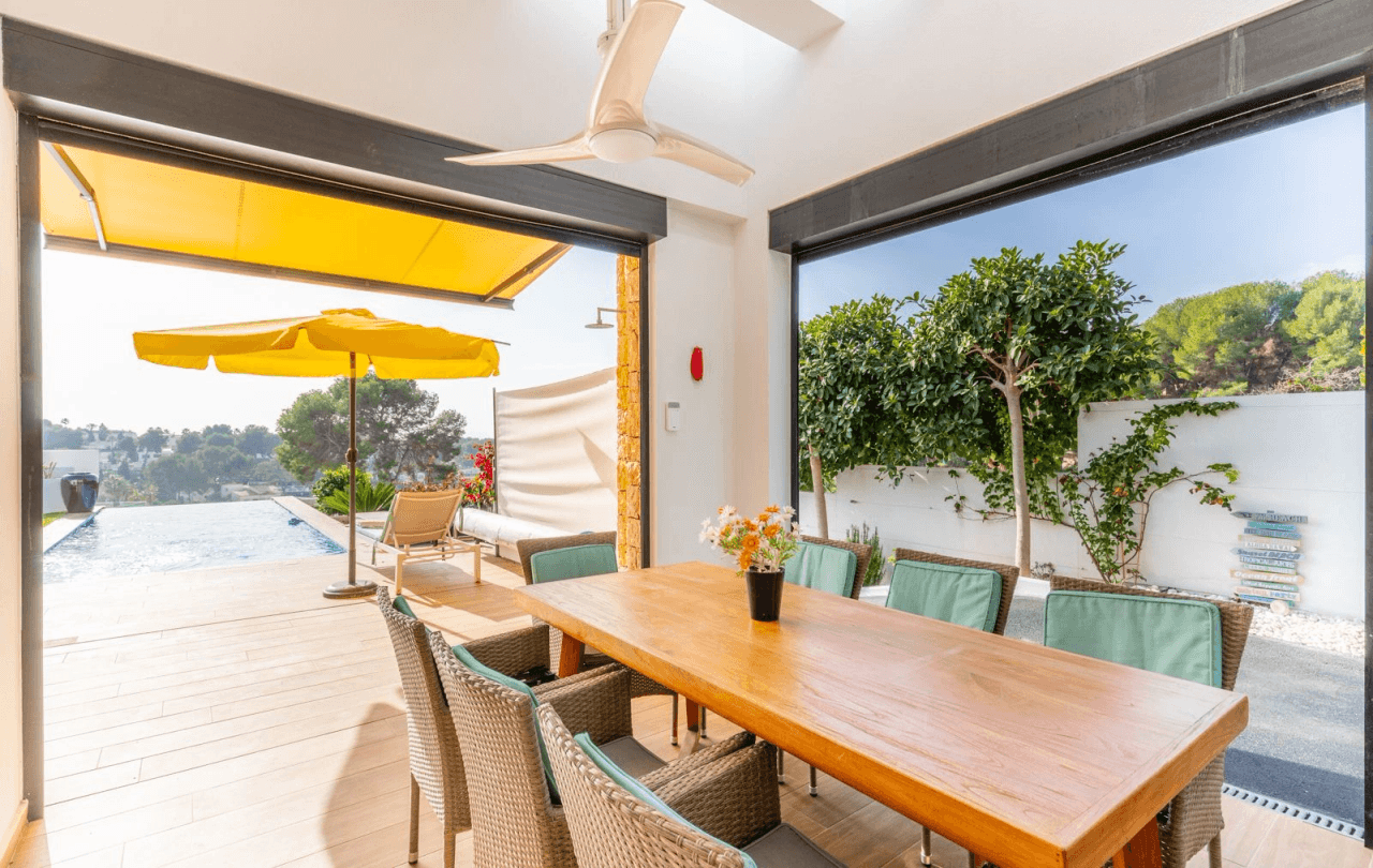 LUXURY VILLA WITH SEA VIEWS AND 2 SEPARATE APARTMENTS – IDEAL AS A RENTAL INVESTMENT IN MORAIRA