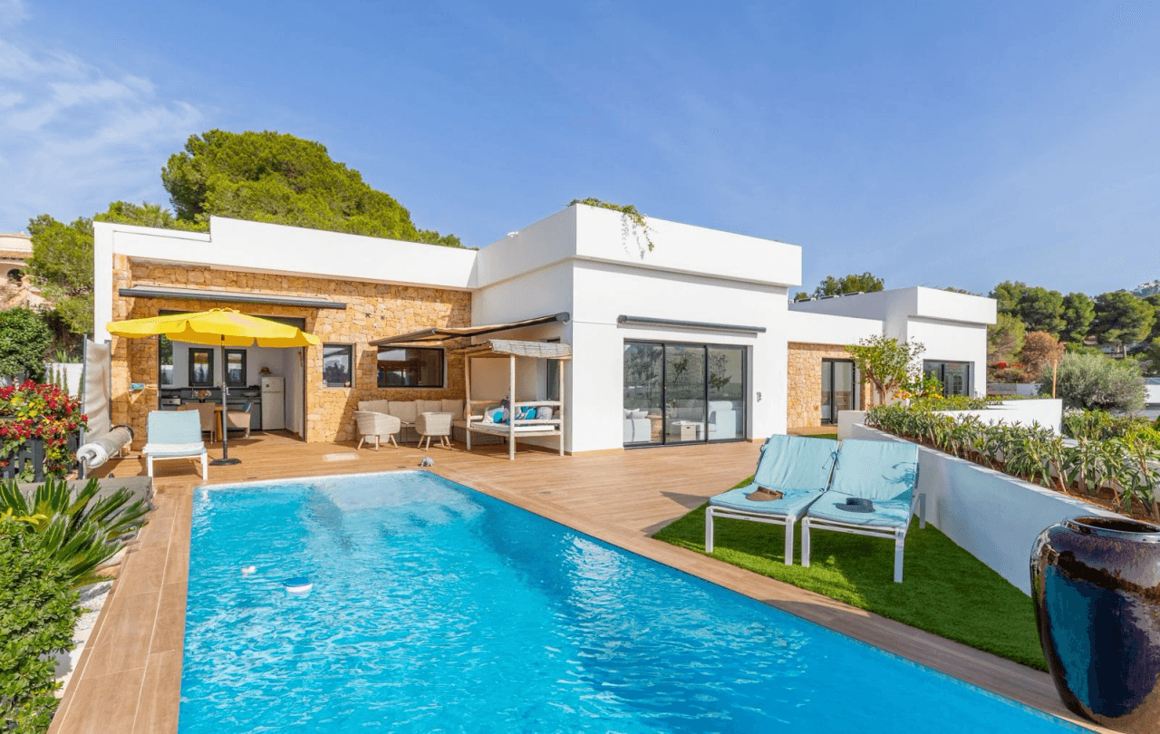 LUXURY VILLA WITH SEA VIEWS AND 2 SEPARATE APARTMENTS – IDEAL AS A RENTAL INVESTMENT IN MORAIRA