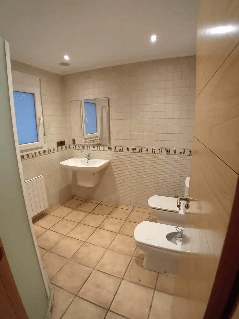 VILLA 1 KM FROM THE CENTER IN RESIDENTIAL AREA