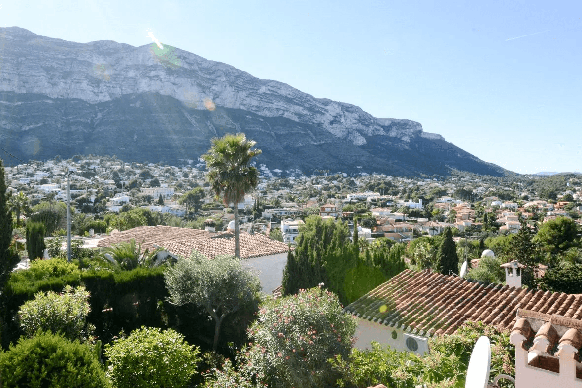 Plot with views just a short distance from the urban area.