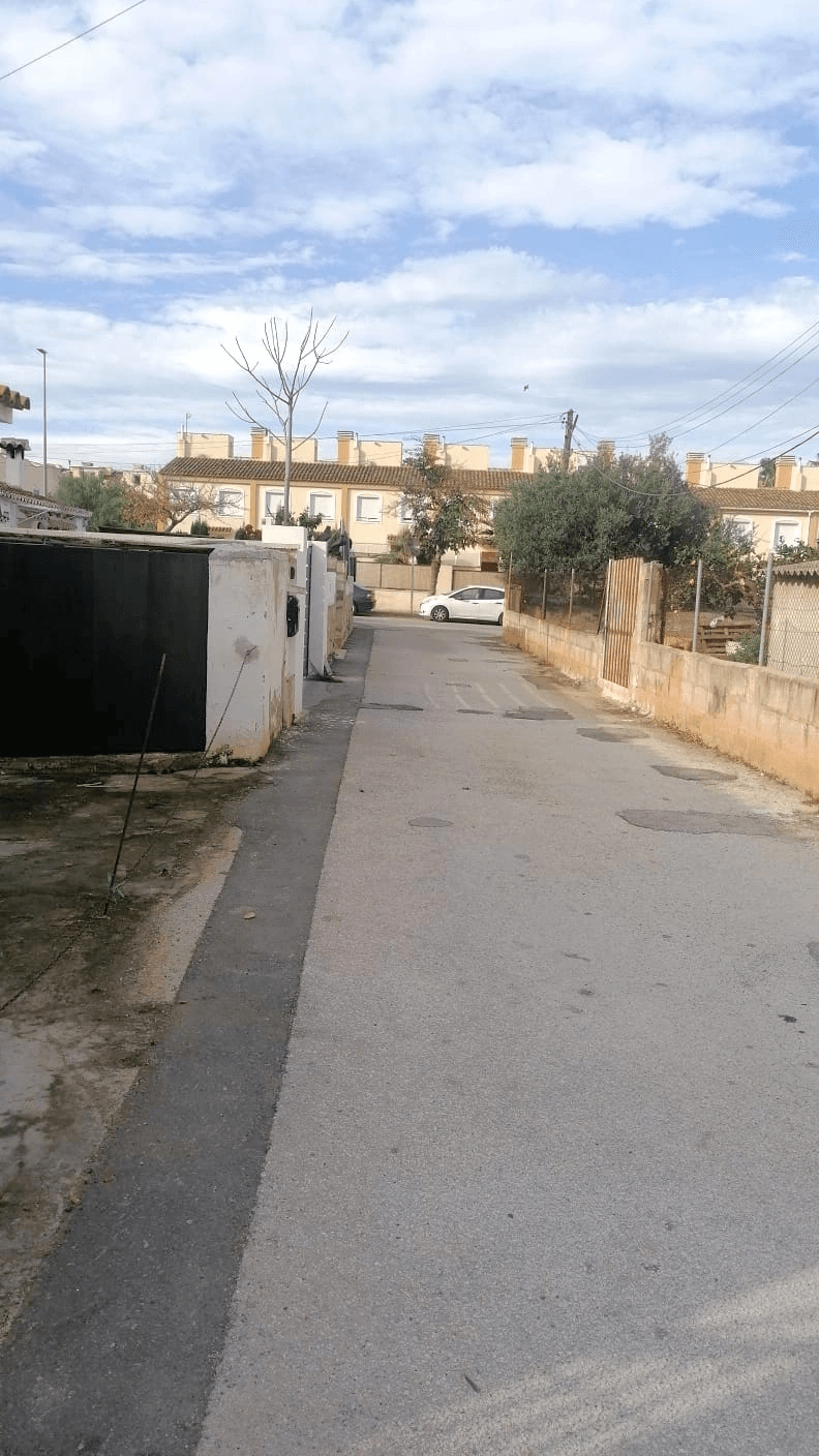 GARAGE WITH URBAN PLOT JUST 400M FROM DENIA