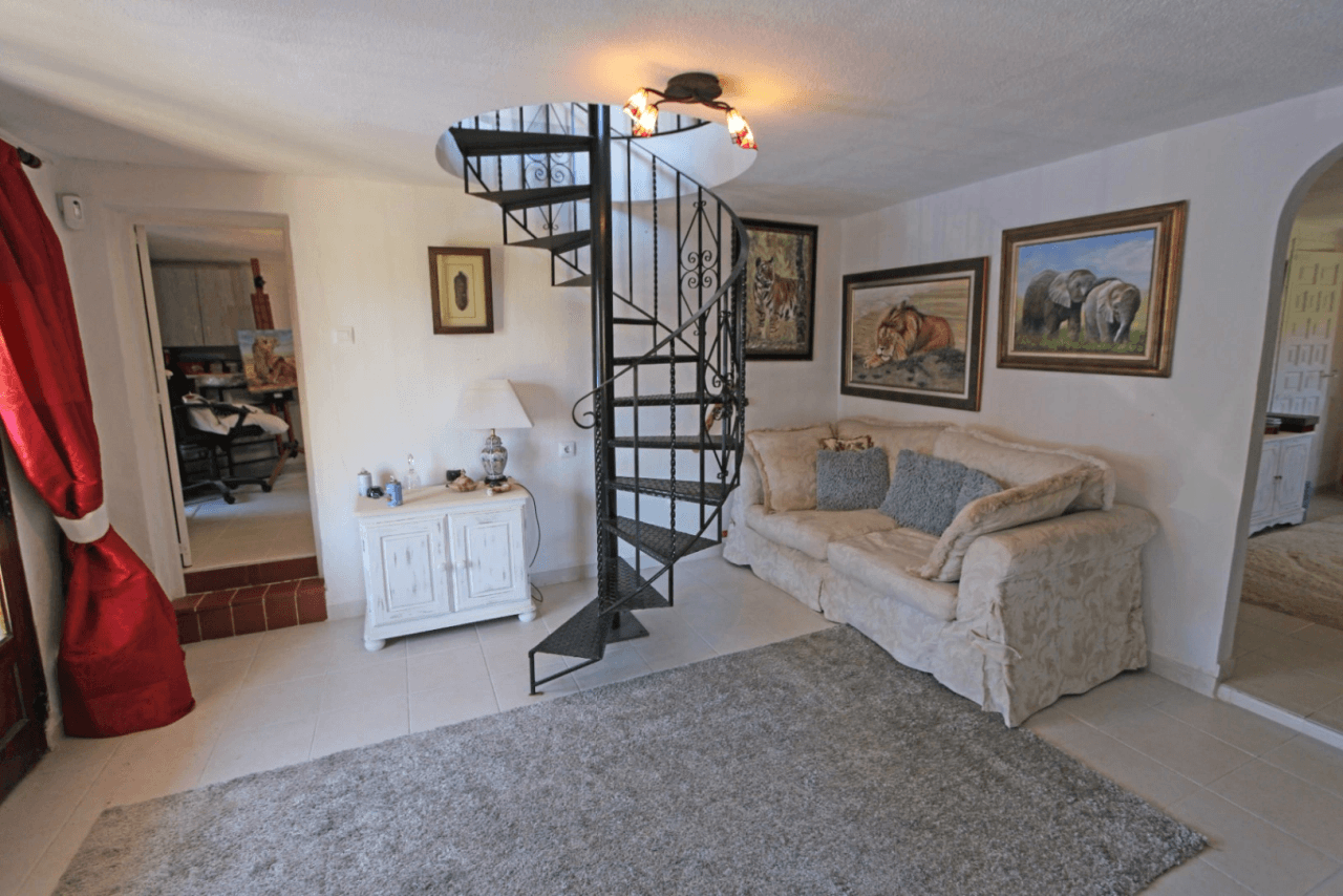 Villa with pool for sale and fantastic views over the Orba valley