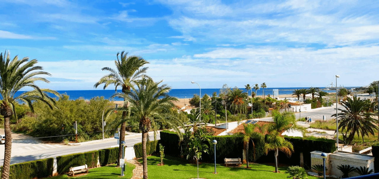 Apartamento con vistas al mar a 100 mts de la playa junto casco urbano