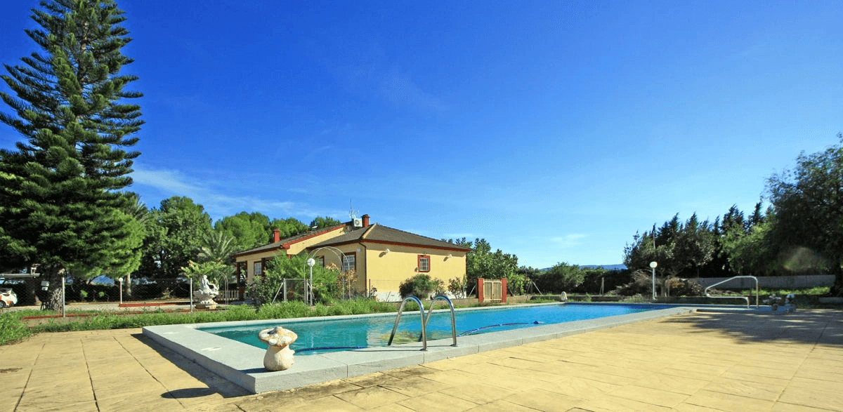 Finca-Villa de 11.310 m2 à 400 m de la plage