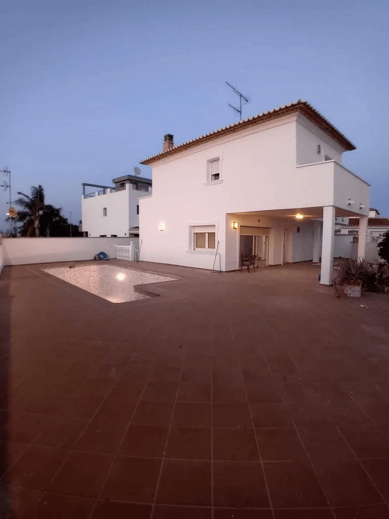 VILLA 1 KM FROM THE CENTER IN RESIDENTIAL AREA