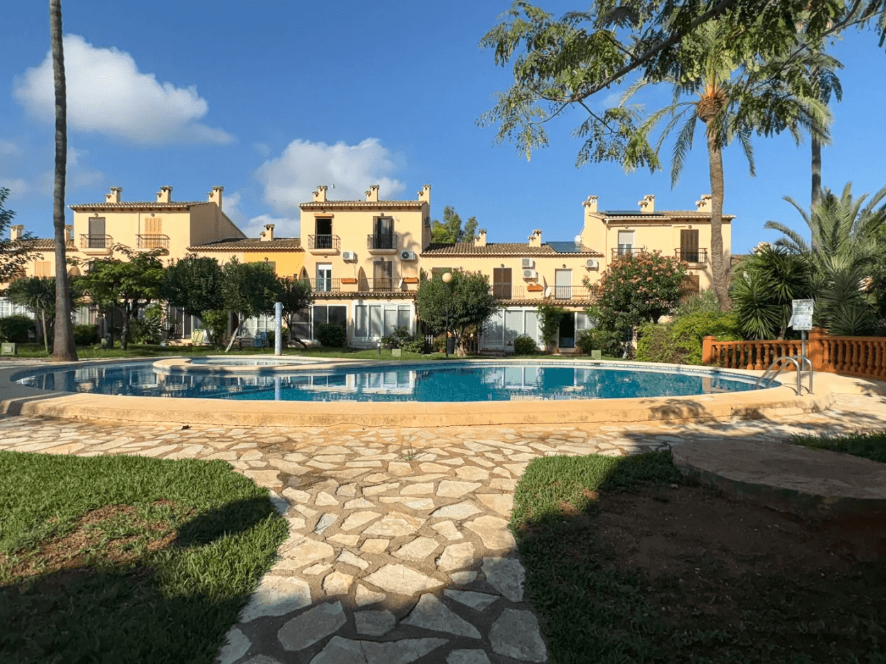 Maison adossée en duplex à un pas de la ville de Dénia.