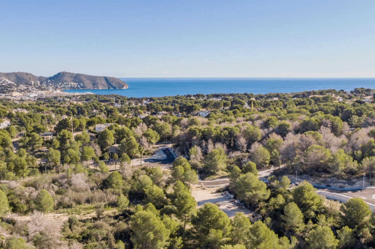 Sale of Villa in Moraira: 4 Bedrooms, Independent Apartment, and Large Private Pool