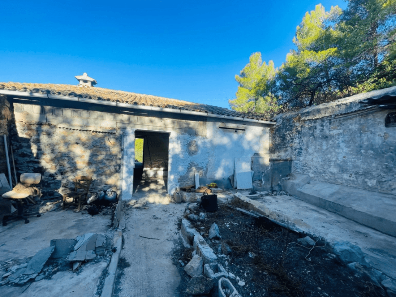 Country house in Rotas area with plot of 12000m2.