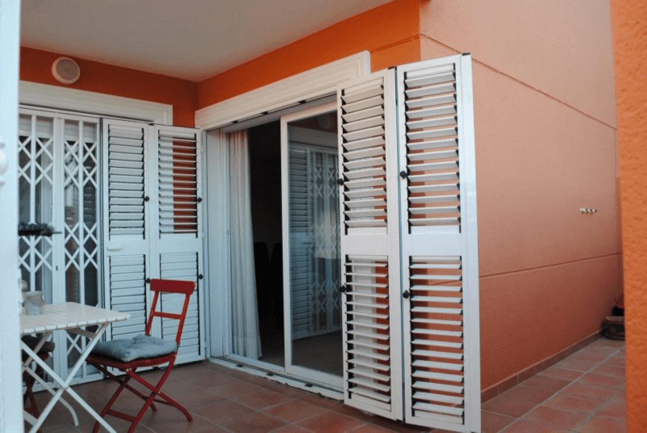 Apartment in Denia on the ground floor with 2 bedrooms and a private terrace for sale.